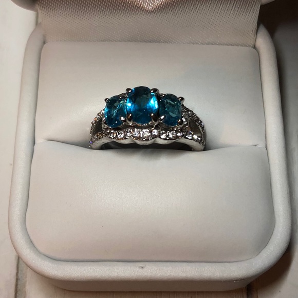 🎉 Ring - Aqua 3 Stone Ring w/Rhinestone Accents - Picture 2 of 2